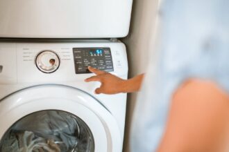 découvrez nos conseils et astuces pour bien prendre soin de vos vêtements. apprenez à entretenir vos tissus préférés, à prolonger leur durée de vie et à préserver leur éclat. transformez votre garde-robe avec des soins adaptés et simplifiez votre routine d'entretien.