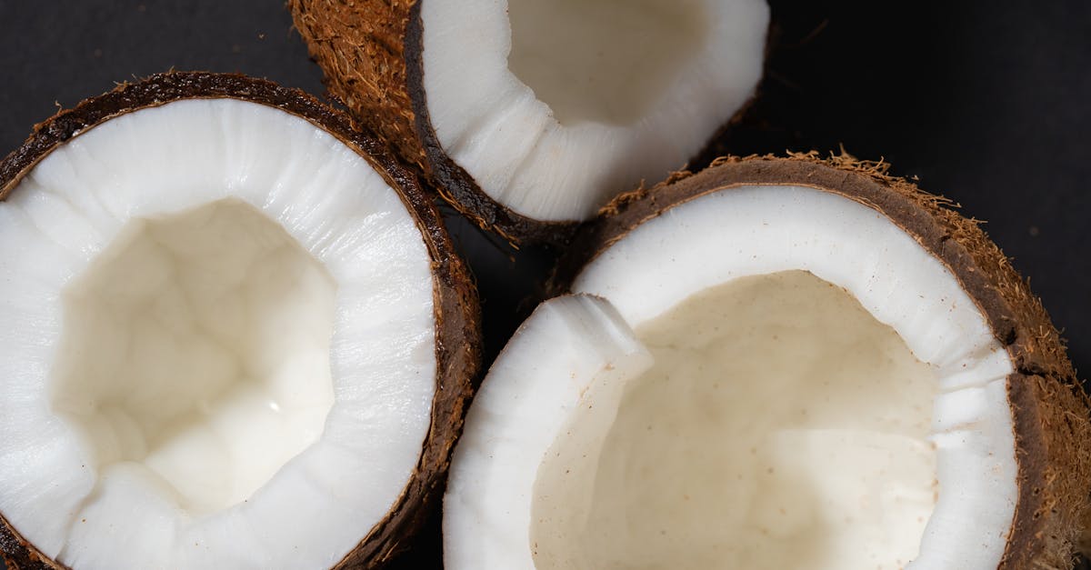 découvrez les nombreux bienfaits de l'huile de noix de coco, un allié naturel pour votre santé et votre bien-être. apprenez comment cet ingrédient polyvalent peut améliorer votre peau, vos cheveux et même votre alimentation.