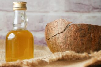 découvrez les bienfaits de l'huile de coco, un ingrédient naturel aux propriétés hydratantes, antioxydantes et antibactériennes. apprenez comment l'intégrer dans votre routine beauté et votre alimentation pour une santé optimale.