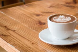 découvrez l'univers fascinant du café, de ses origines à ses méthodes de préparation. plongez dans les différents types de grains, les techniques de torréfaction et les recettes inspirantes pour savourer chaque gorgée de cette boisson emblématique.
