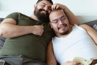 découvrez les enjeux et les avantages de la cohabitation, une solution de vie partagée qui favorise l'entraide, réduit les coûts et crée des liens sociaux enrichissants. apprenez comment cette pratique peut transformer votre quotidien.