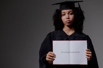 découvrez le parcours émotionnel complexe du désenchantement, une réflexion sur les attentes déçues et la recherche de sens dans un monde changeant. plongez dans les thèmes de la perte d'illusions et de l'acceptation de la réalité.