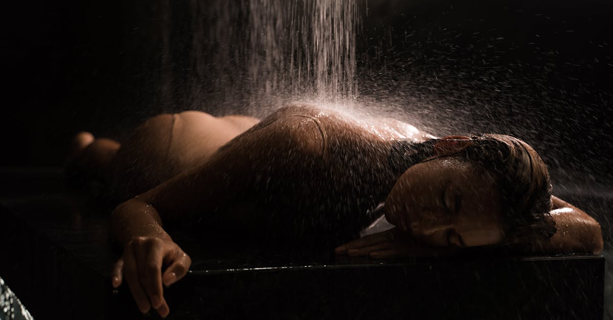 découvrez l'art du double cleansing, une méthode de démaquillage en deux étapes pour une peau parfaitement propre et fraîche. apprenez comment cette routine essentielle élimine impuretés et résidus, tout en préparant votre visage à accueillir vos soins de beauté.