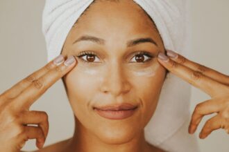 découvrez la méthode du double cleansing, une technique de démaquillage en deux étapes qui élimine efficacement toutes les impuretés et résidus de maquillage. offrez à votre peau un nettoyage en profondeur pour un teint éclatant et sain.