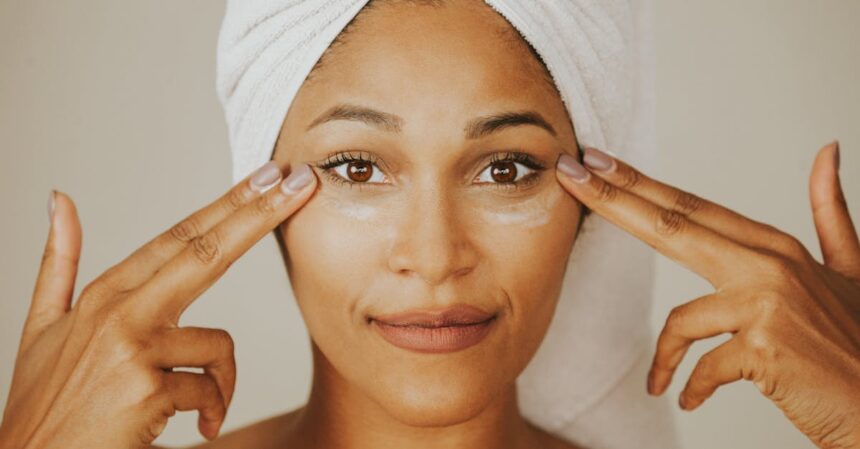 découvrez la méthode du double cleansing, une technique de démaquillage en deux étapes qui élimine efficacement toutes les impuretés et résidus de maquillage. offrez à votre peau un nettoyage en profondeur pour un teint éclatant et sain.