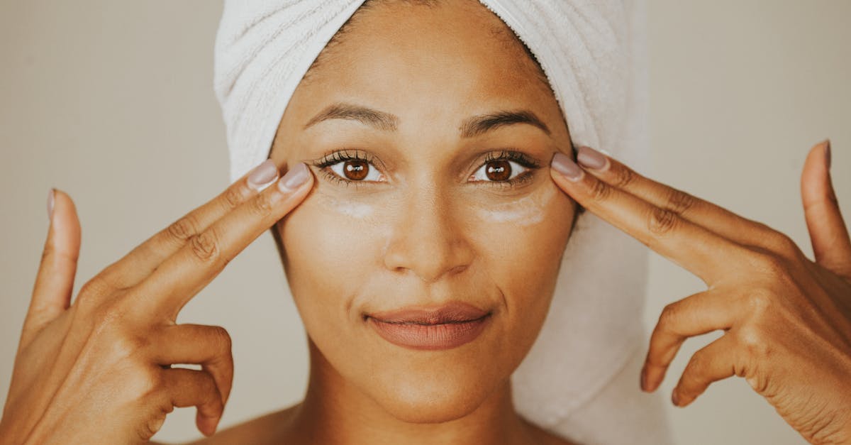 découvrez la méthode du double cleansing, une technique de démaquillage en deux étapes qui élimine efficacement toutes les impuretés et résidus de maquillage. offrez à votre peau un nettoyage en profondeur pour un teint éclatant et sain.