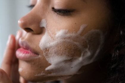 découvrez notre guide complet sur l'importance d'une routine du soir pour améliorer votre bien-être et favoriser un sommeil réparateur. apprenez des astuces pratiques et des rituels apaisants pour conclure votre journée en beauté.