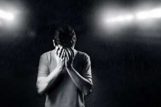 découvrez l'exploration des questions profondes de l'existence humaine avec 'existential'. un voyage captivant à travers les dilemmes philosophiques, les émotions et les réflexions sur la vie, la mort et le sens de notre passage sur terre.