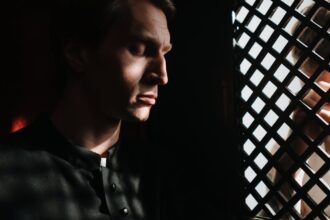 découvrez l'art du pardon : ses bienfaits sur votre bien-être émotionnel et mental, des conseils pratiques pour apprendre à pardonner, et comment cette démarche peut transformer vos relations personnelles.