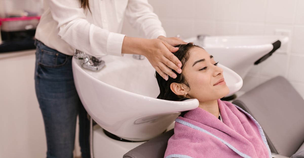 découvrez les erreurs courantes lors du lavage des cheveux et apprenez à les éviter pour préserver la santé et la brillance de vos locks. suivez nos conseils pour un rituel de lavage optimal !