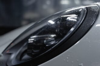 découvrez les erreurs courantes lors du lavage des cheveux et apprenez comment éviter ces faux pas pour maintenir la santé et la brillance de votre chevelure.