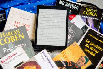 découvrez l'univers captivant d'harlan coben, maître du thriller moderne, dont les intrigues à suspense et les rebondissements inattendus tiennent les lecteurs en haleine. plongez-vous dans ses romans à couper le souffle qui explorent les mystères de la vie contemporaine.