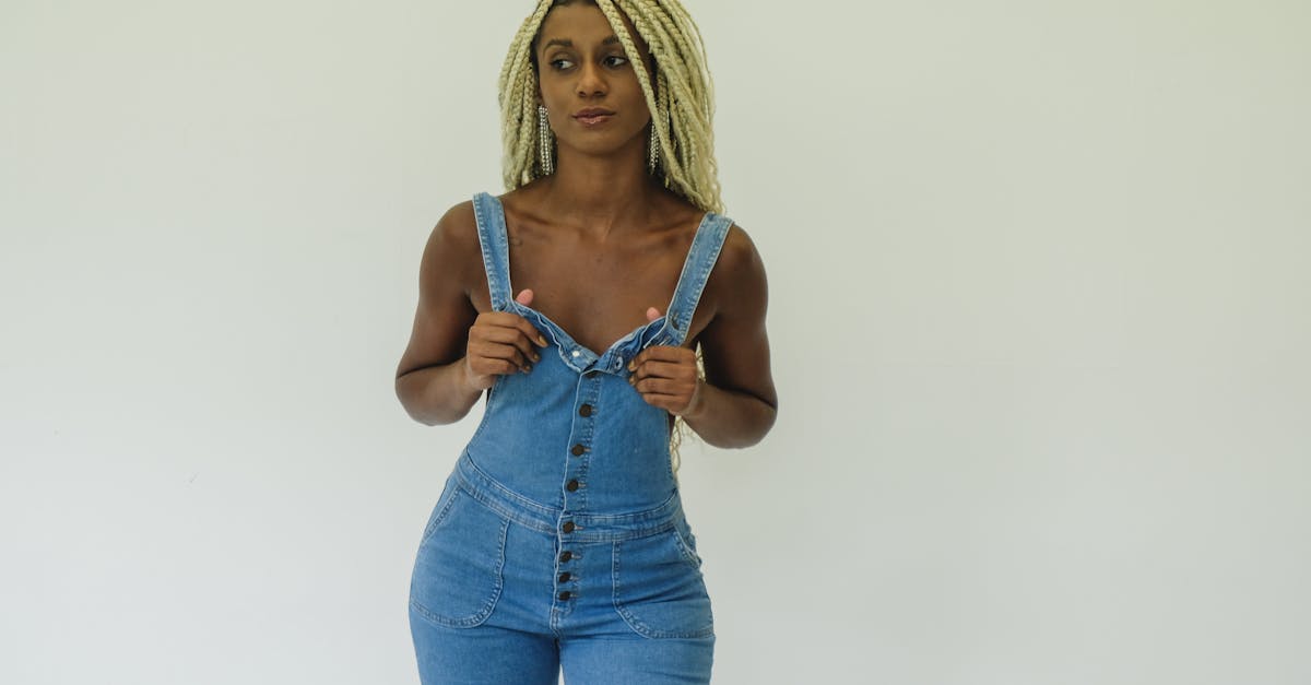 découvrez notre collection de jeans overalls, alliant confort et style. parfaits pour un look décontracté, ces salopettes en denim s'adaptent à toutes les occasions. osez la tendance avec nos modèles uniques et modernes.