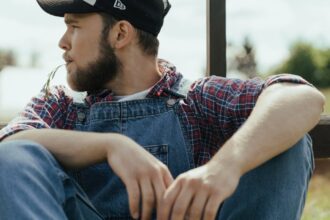découvrez notre collection de jeans overalls tendance, alliant confort et style. parfaits pour un look décalé ou décontracté, nos overalls en denim sont disponibles dans diverses coupes et teintes pour s'adapter à toutes vos envies de mode.