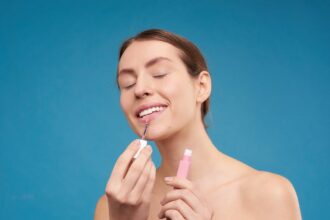 découvrez l'univers du maquillage avec nos conseils, astuces et produits incontournables pour sublimer votre beauté. apprenez des techniques professionnelles et restez à la pointe des tendances du maquillage.