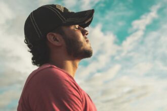 découvrez l'art de la méditation pour apaiser votre esprit, réduire le stress et améliorer votre bien-être. plongez dans des techniques simples et accessibles pour vous recentrer et cultiver la sérénité au quotidien.