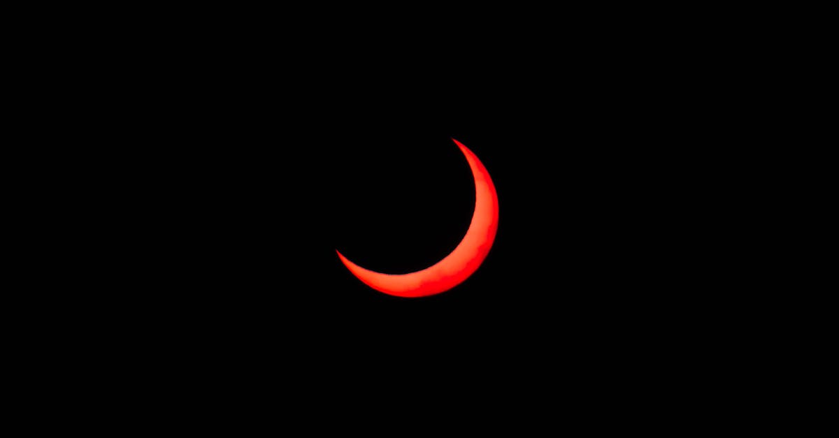 découvrez les mystères et les rituels associés à la nouvelle lune. explorez comment cette phase lunaire peut influencer vos émotions et vos intentions, offrant une opportunité idéale pour la réflexion et le renouveau.