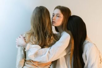découvrez les mystères et les énergies de la nouvelle lune. apprenez comment cette phase lunaire peut influencer vos émotions, vos projets et votre spiritualité. plongez dans des rituels, des conseils et des pratiques pour tirer parti de cette période de renouveau et de création.