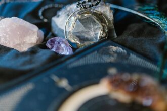 découvrez comment vous préparer pour la nouvelle lune afin d'attirer énergie positive et intention. suivez nos conseils pratiques pour aligner votre esprit et votre corps avec les cycles lunaires et maximiser vos rituels.