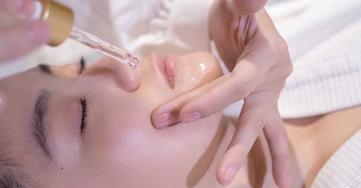découvrez l'art du nettoyage à l'huile, une méthode douce et efficace pour éliminer les impuretés et le maquillage tout en hydratant votre peau. adoptez cette technique naturelle pour un teint éclatant et sain.