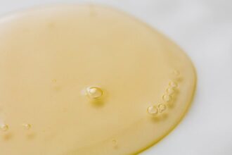 découvrez les bienfaits du nettoyage à l'huile pour une peau éclatante et saine. apprenez comment cette méthode douce élimine les impuretés et hydrate en profondeur, tout en respectant votre épiderme.