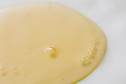 découvrez les bienfaits du nettoyage à l'huile pour une peau éclatante et saine. apprenez comment cette méthode douce élimine les impuretés et hydrate en profondeur, tout en respectant votre épiderme.