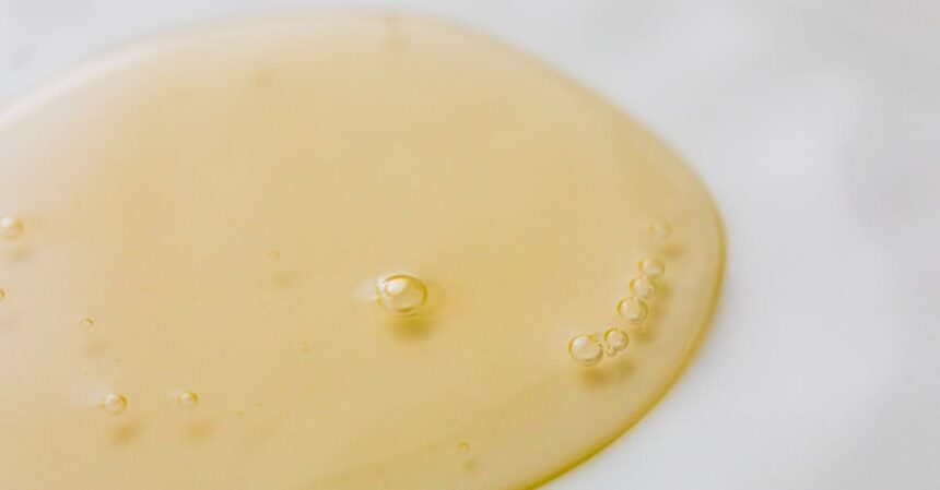 découvrez les bienfaits du nettoyage à l'huile pour une peau éclatante et saine. apprenez comment cette méthode douce élimine les impuretés et hydrate en profondeur, tout en respectant votre épiderme.