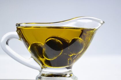 découvrez l'huile d'olive, un ingrédient essentiel de la cuisine méditerranéenne, reconnue pour ses bienfaits sur la santé, sa richesse en antioxydants et son goût unique. explorez nos conseils pour choisir la meilleure huile d'olive et l'intégrer dans vos recettes quotidiennes.