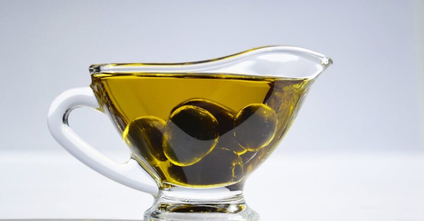 découvrez l'huile d'olive, un ingrédient essentiel de la cuisine méditerranéenne, reconnue pour ses bienfaits sur la santé, sa richesse en antioxydants et son goût unique. explorez nos conseils pour choisir la meilleure huile d'olive et l'intégrer dans vos recettes quotidiennes.