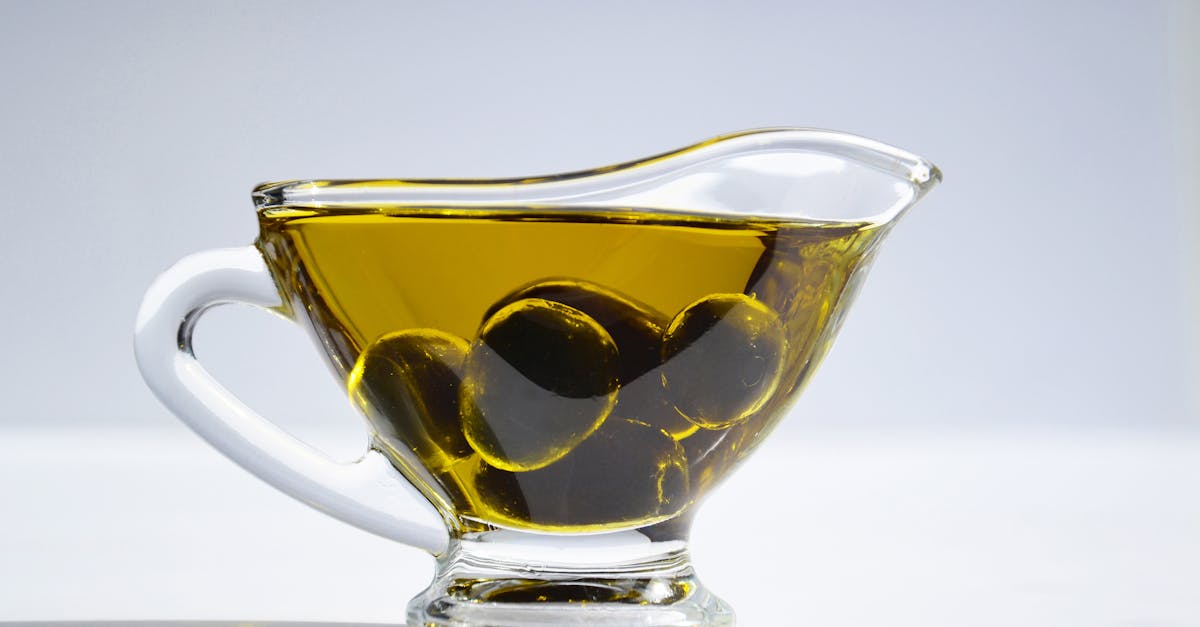 découvrez l'huile d'olive, un ingrédient essentiel de la cuisine méditerranéenne, reconnue pour ses bienfaits sur la santé, sa richesse en antioxydants et son goût unique. explorez nos conseils pour choisir la meilleure huile d'olive et l'intégrer dans vos recettes quotidiennes.