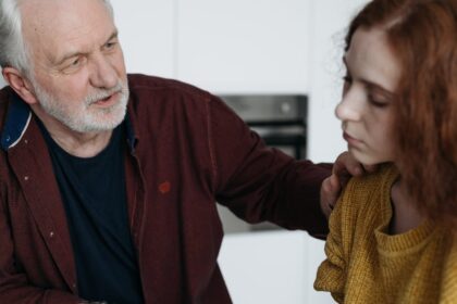 découvrez des stratégies efficaces pour surmonter la timidité et gagner en confiance en soi. apprenez à interagir plus facilement avec les autres et à vous exprimer sans peur, que ce soit dans un cadre social ou professionnel.