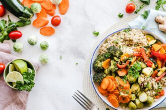 découvrez l'importance de l'apport en protéines dans votre alimentation. apprenez à équilibrer votre régime pour favoriser la santé musculaire, le métabolisme et le bien-être général grâce à des conseils pratiques et des sources alimentaires variées.