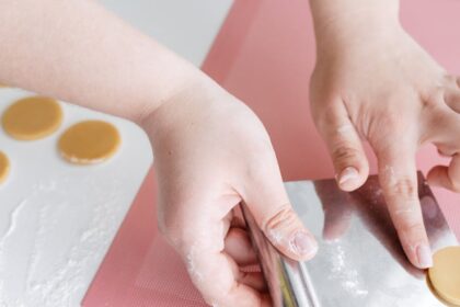 découvrez le plaisir irrésistible de la pâte à cookie crue ! apprenez à préparer cette gourmandise douce et onctueuse, parfaite pour les amateurs de sucré. idéale à déguster seule ou à intégrer dans vos recettes de desserts, la pâte à cookie crue ravira vos papilles.