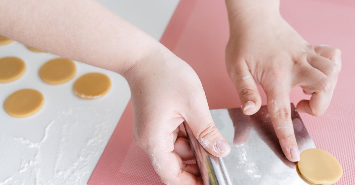 découvrez le plaisir irrésistible de la pâte à cookie crue ! apprenez à préparer cette gourmandise douce et onctueuse, parfaite pour les amateurs de sucré. idéale à déguster seule ou à intégrer dans vos recettes de desserts, la pâte à cookie crue ravira vos papilles.