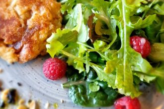découvrez notre délicieuse recette de saumon en gâteau, un plat savoureux et équilibré qui ravira vos papilles. parfait pour un dîner en famille ou un repas entre amis, ce cake au saumon allie fraîcheur et convivialité. facile à préparer, il saura séduire tout le monde.