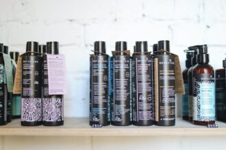 découvrez notre gamme de shampoings adaptés à tous types de cheveux. formulés avec des ingrédients naturels, nos produits nettoient en douceur tout en nourrissant votre cuir chevelu. offrez à vos cheveux le soin qu'ils méritent grâce à nos shampoings réparateurs, hydratants et volumisants. votre routine capillaire n'a jamais été aussi simple et efficace !