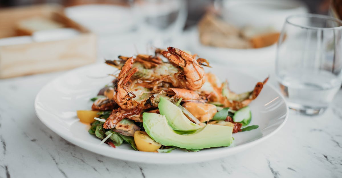 découvrez une salade rafraîchissante alliant crevettes juteuses et avocat crémeux. parfaite pour un repas léger et savoureux, cette recette de salade de crevettes et d'avocat est idéale pour les chaudes journées d'été ou comme entrée élégante lors de vos dîners. facile à préparer, elle saura séduire vos invités par ses saveurs délicates et sa présentation colorée.