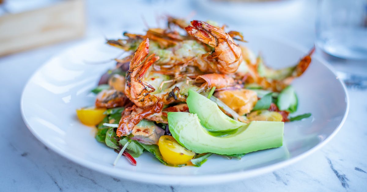 découvrez notre délicieuse salade de crevettes et avocats, un plat frais et léger parfait pour l'été. savourez l'équilibre parfait entre la douceur des avocats et la saveur des crevettes, rehaussé d'une vinaigrette zesty. idéal en entrée ou en plat principal!
