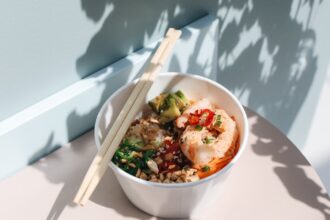 découvrez une salade délicieuse et saine avec des crevettes fraîches et de l'avocat crémeux. parfaite pour un repas léger et raffiné, cette recette allie des saveurs exquises et des nutriments essentiels pour une expérience culinaire inoubliable.