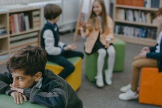 découvrez comment mieux comprendre et surmonter l'anxiété sociale. obtenez des conseils pratiques et des stratégies efficaces pour gérer vos craintes, améliorer vos interactions et retrouver confiance en vous dans les situations sociales.
