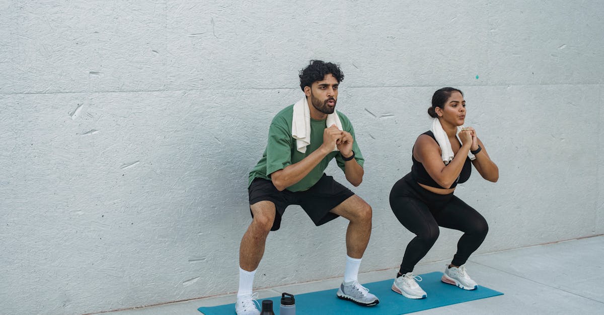 découvrez les bienfaits des squats pour tonifier vos jambes et fessiers. apprenez les techniques appropriées pour maximiser vos entraînements et intégrer cet exercice essentiel dans votre routine fitness.