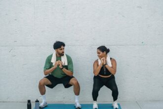 découvrez l'art des squats, un exercice incontournable pour sculpter vos jambes et renforcer vos muscles. apprenez les techniques appropriées, variez les approches et intégrez ce mouvement essentiel dans votre routine de fitness pour des résultats optimaux.
