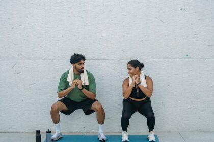 découvrez l'art des squats, un exercice incontournable pour sculpter vos jambes et renforcer vos muscles. apprenez les techniques appropriées, variez les approches et intégrez ce mouvement essentiel dans votre routine de fitness pour des résultats optimaux.