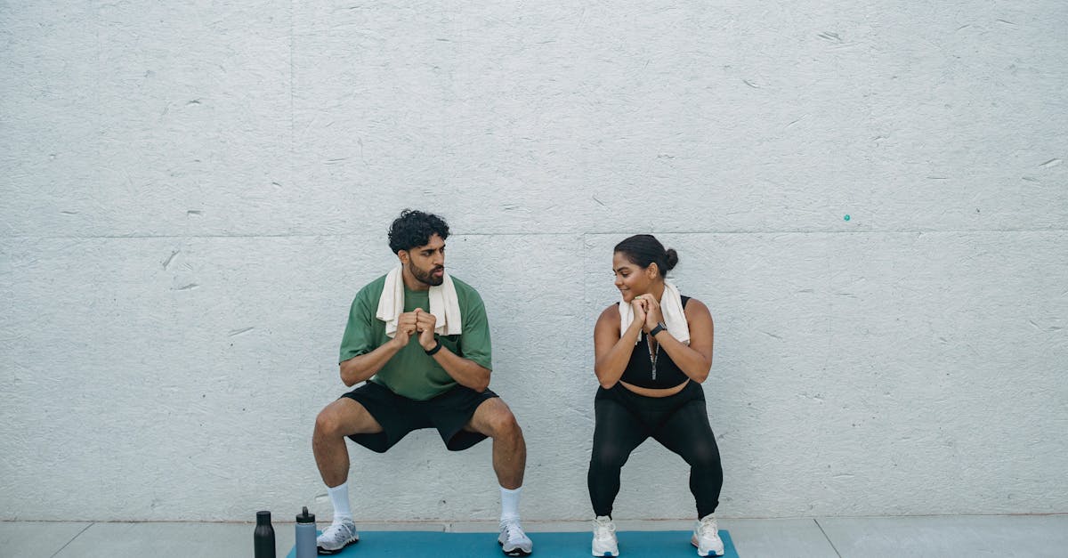 découvrez l'art des squats, un exercice incontournable pour sculpter vos jambes et renforcer vos muscles. apprenez les techniques appropriées, variez les approches et intégrez ce mouvement essentiel dans votre routine de fitness pour des résultats optimaux.