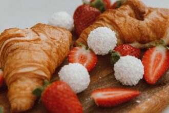 découvrez l'univers délicieux de la fraise : ses variétés juteuses, ses bienfaits pour la santé et des recettes savoureuses pour en profiter toute l'année.