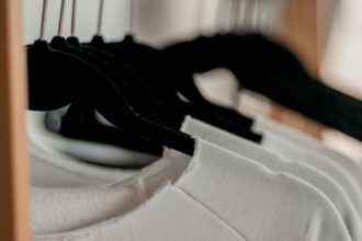 découvrez notre collection de t-shirts tendance, alliant confort et style. parfaits pour toutes les occasions, nos t-shirts sont disponibles dans une variété de designs et de tailles pour satisfaire tous les goûts. fabriqués avec des matériaux de qualité, ils vous garantissent une allure décontractée et stylée.