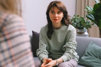 découvrez l'importance d'une communication réfléchie pour renforcer vos relations personnelles et professionnelles. apprenez des techniques pour écouter activement, exprimer vos idées clairement et favoriser un dialogue constructif.