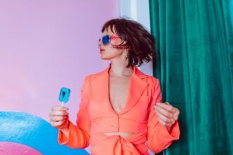 découvrez tiktok, l'application de partage de vidéos qui fait le buzz ! plongez dans un univers créatif et divertissant où utilisateurs de tous âges réalisent des vidéos courtes, amusantes et inspirantes. rejoignez la communauté mondiale et exprimez-vous à travers la danse, l'humour et des défis captivants.