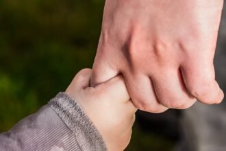 découvrez l'amour inconditionnel, ce lien unique qui transcende les obstacles et les différences. explorez les différentes facettes de cet amour pur et véritable qui nourrit nos relations, qu'il s'agisse de l'affection entre amis, de la tendresse familiale ou de la passion romantique.