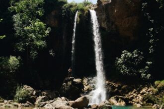 découvrez les nombreux bienfaits de l'eau pour votre santé et votre bien-être. hydratation, purification du corps, amélioration de la peau et bien d'autres encore, explorez pourquoi boire suffisamment d'eau est essentiel au quotidien.